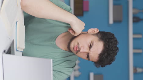 video vertical de un estudiante con malos resultados en los exámenes.