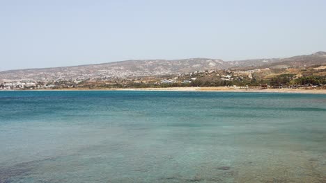 Impresionante-Bahía-Azul-Con-Aguas-Cristalinas