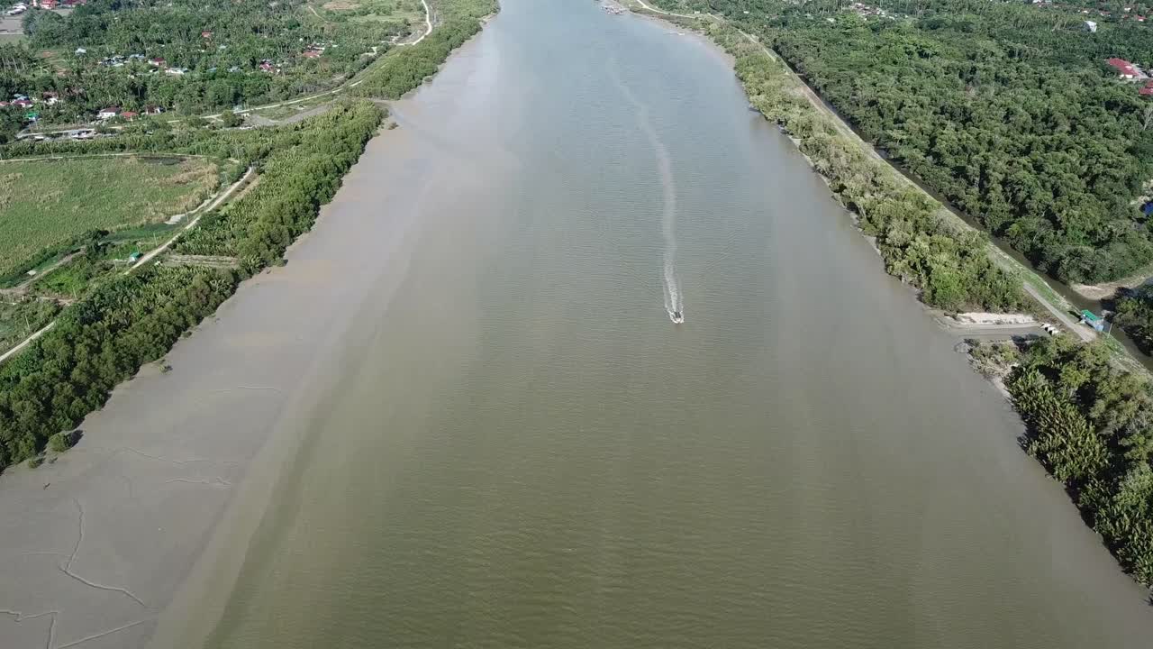 사리아 무다에서 보트 이동을 공중에서 볼 수 있습니다.