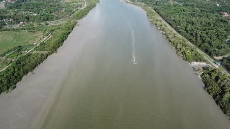 vista aérea de un movimiento de barco en sungai muda.