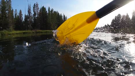 Un-Río-Pacífico-Se-Interrumpe-Con-Un-Hermoso-Chapoteo-Causado-Por-Un-Remo-De-Rafting-En-El-Río