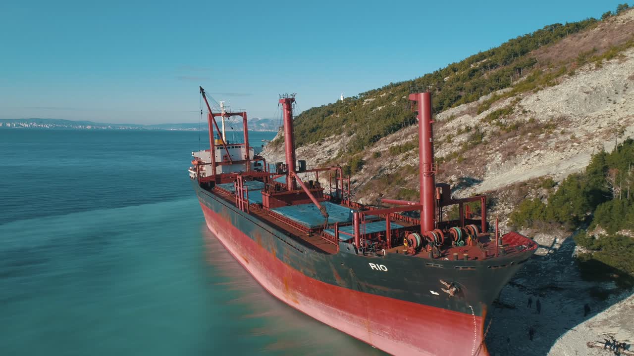 barco de carga abandonado en una costa rocosa