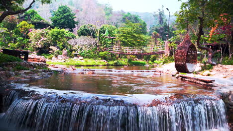 lugar de descanso aconchegante da selva com ponte de corda e cadeira de ovo pendurada