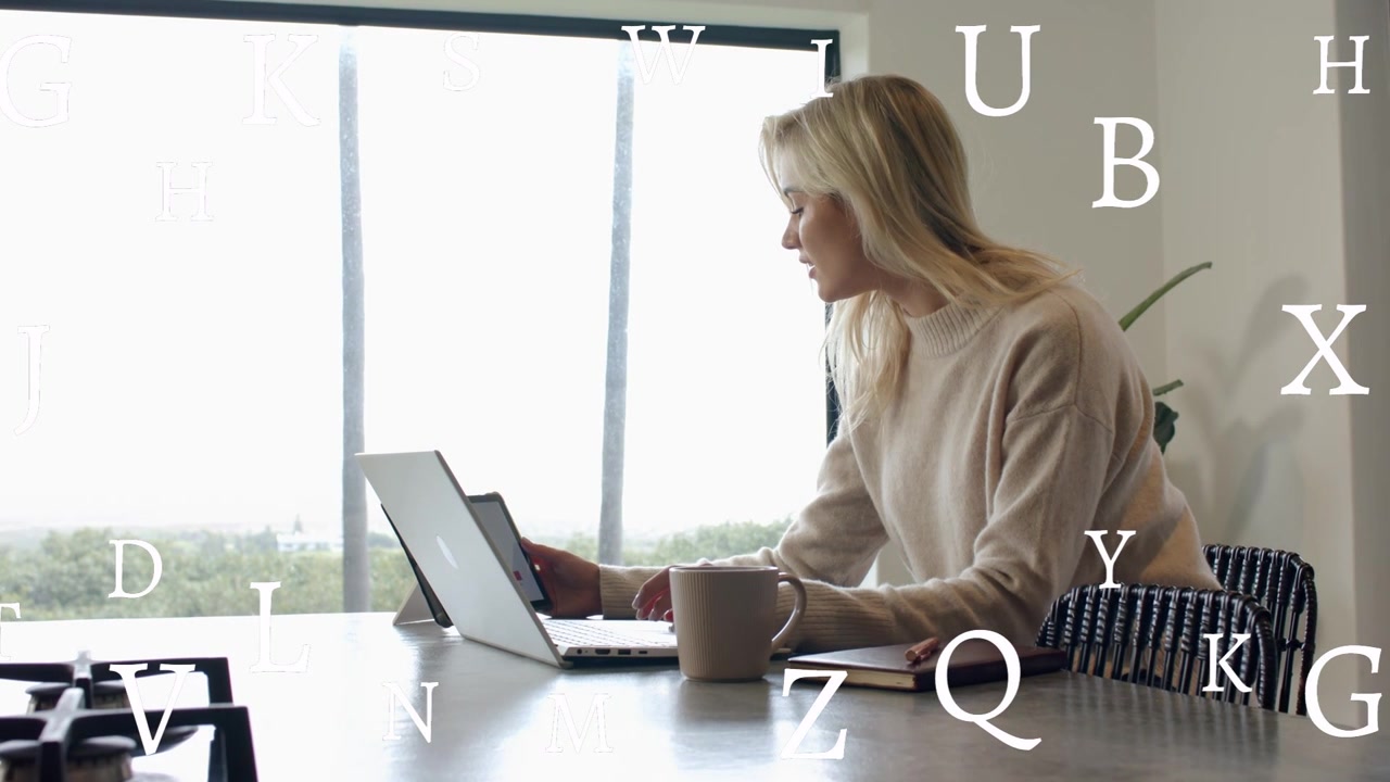 Donna che digita sul laptop e tocca un tablet, avviando lettere che fluttuano attorno agli schermi, revisionando annunci