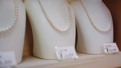 hermosos collares de perlas japoneses en exhibición 4k
