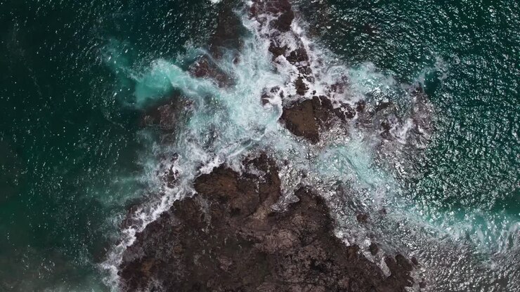 onde che si infrangono sugli scogli