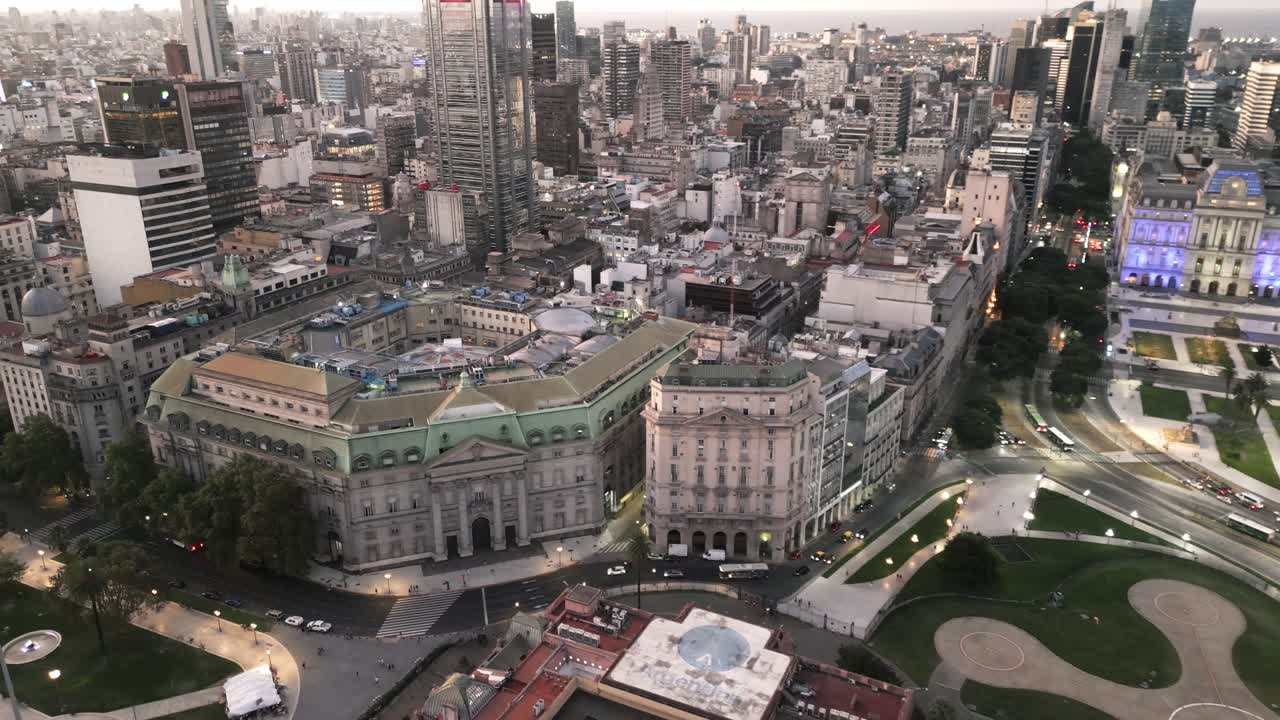 drone aéreo vuela sobre el centro cultural kirchner y la casa rosada casa rosada buenos aires argentina en la noche cerca de la plaza de mayo