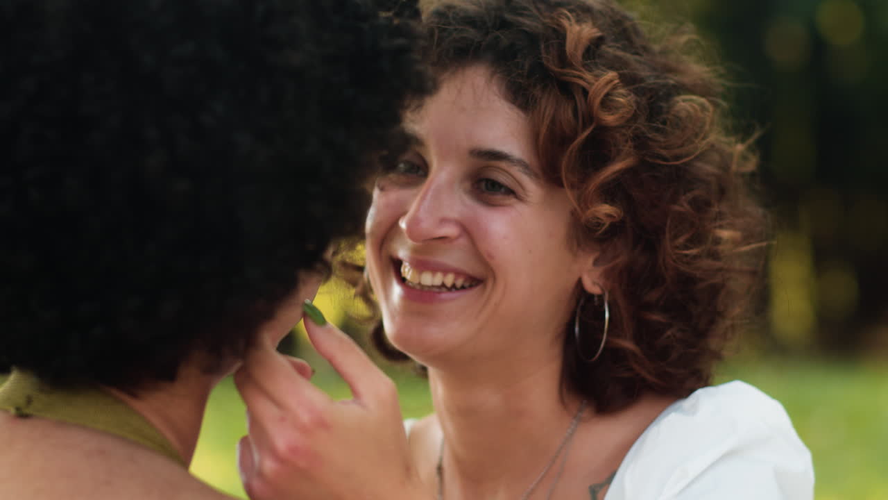 una pareja romántica en el parque.