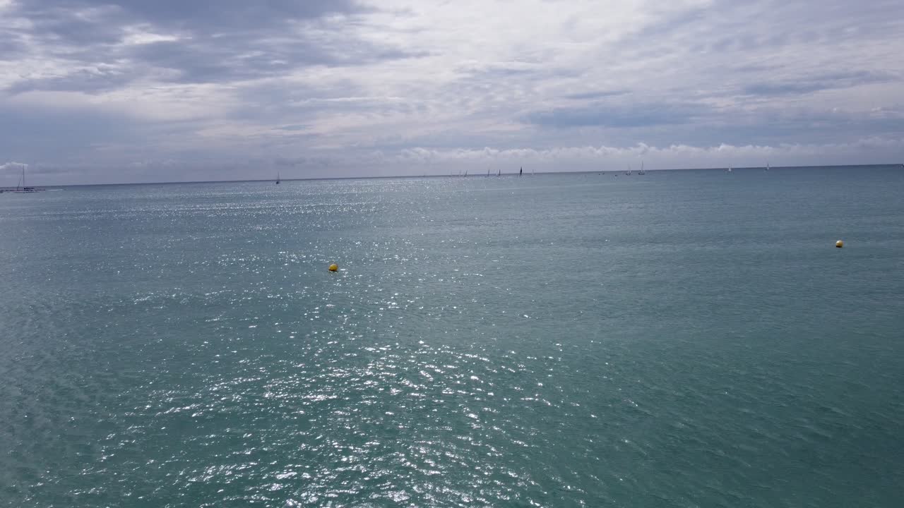 지중해 해상 태양 반사 구름과 함께 하늘, 물 위에서 공중, 드론