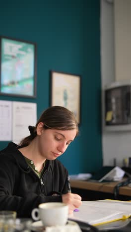 mujer que trabaja en una oficina