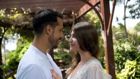 una pareja feliz en un parque.