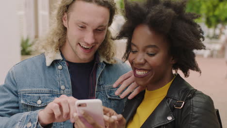 Retrato-De-Una-Joven-Y-Atractiva-Pareja-Multiétnica-Sonriendo-Feliz-Navegando-Usando-Tecnología-De-Teléfono-Inteligente-Disfrutando-Hablando-Compartiendo-Unión