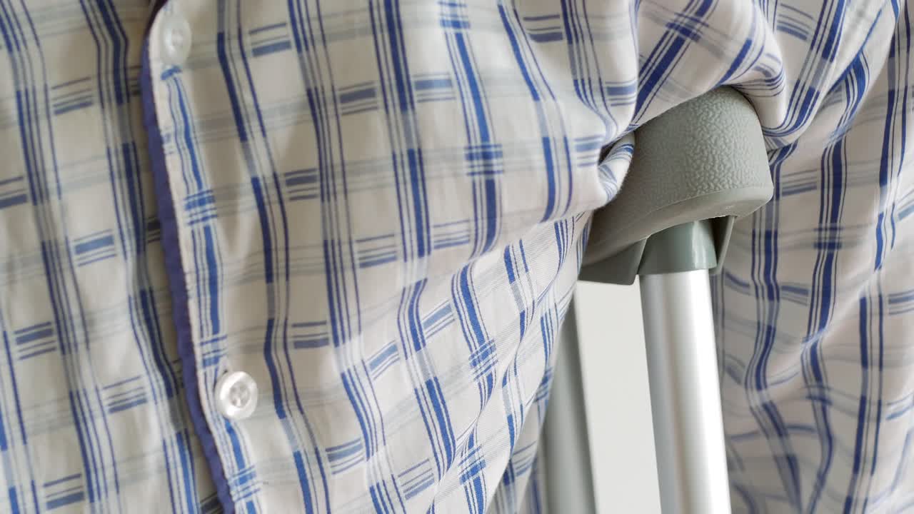 목발에 부러진 다리를 가진 젊은 남자