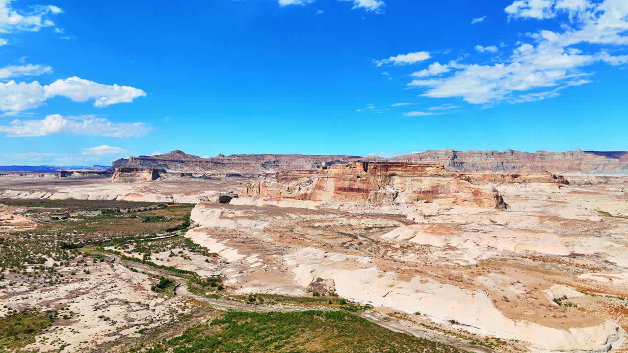 Paesaggio roccioso con canyon mozzafiato. Prospettiva aerea sul Lone Rock Campground, Utah, USA