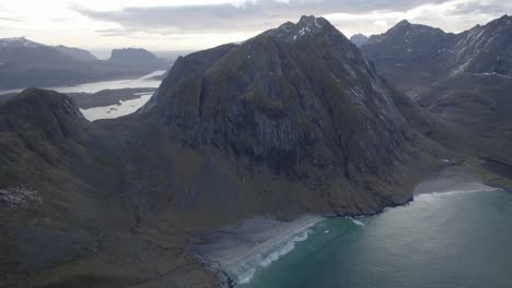 Vista-Aérea-Con-Vistas-A-Las-Playas-De-Kvalvika-Y-Vestervika,-A-La-Sombra-De-Las-Empinadas-Montañas-De-Lofoten,-Noruega---Pan,-Drone-Shot