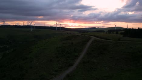 Luftaufnahmen-Eines-Windparks-Bei-Sonnenuntergang