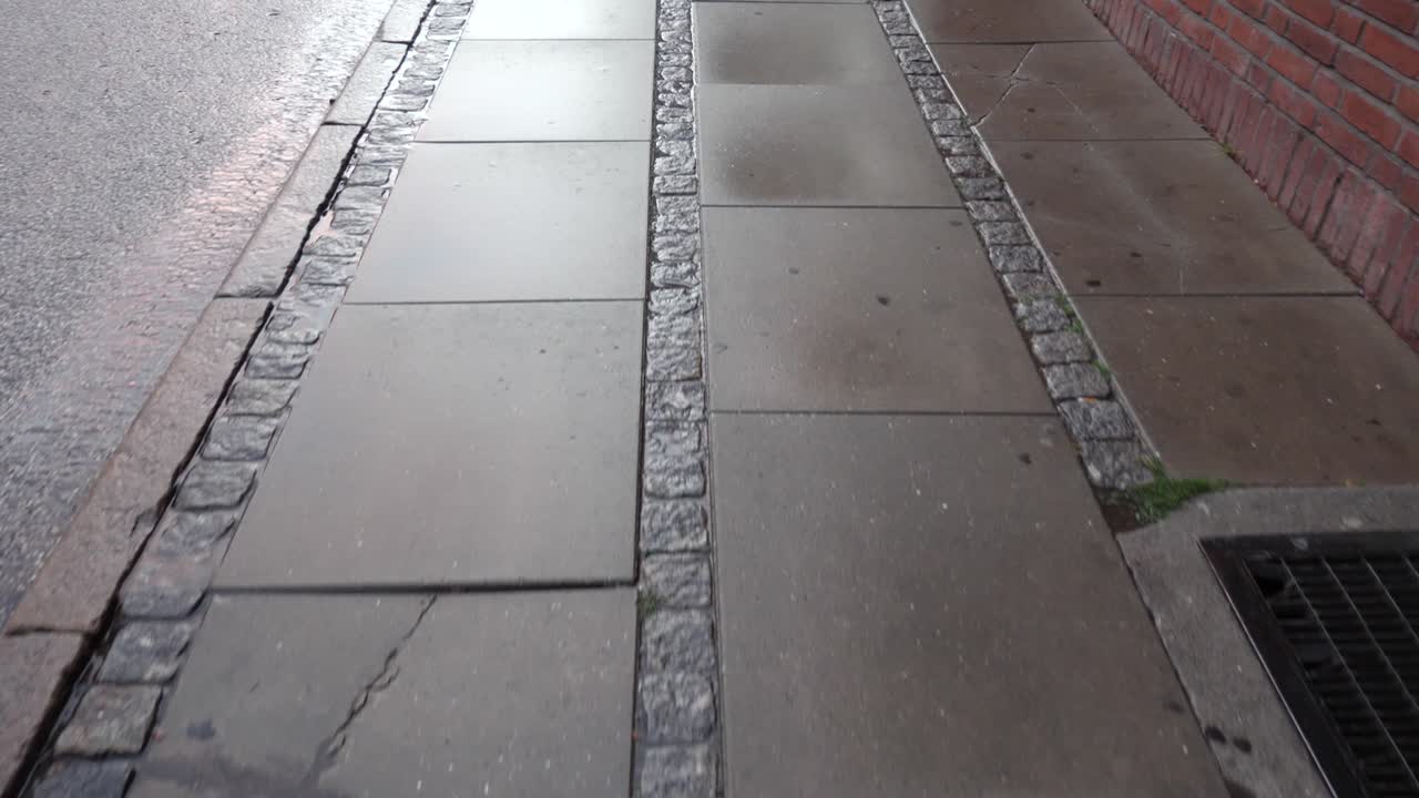 pov, caminando por la acera