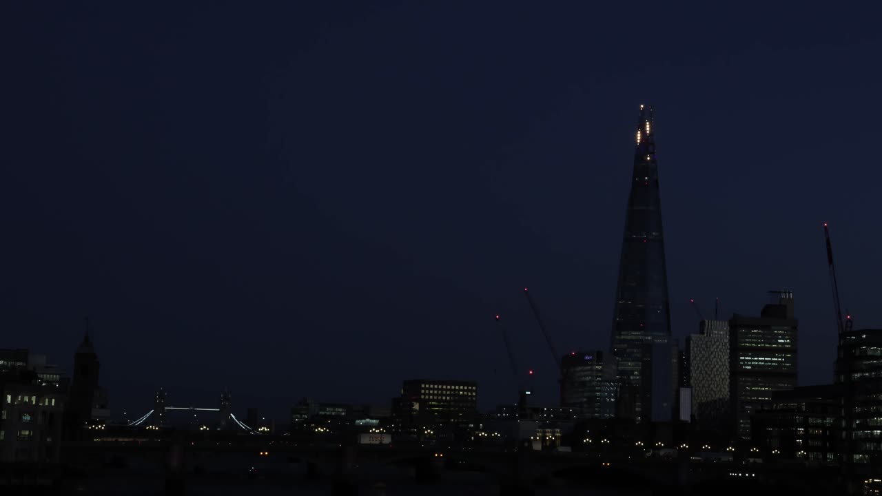 Arranha-céus no centro de Londres, vista panorâmica noturna com o The Shard