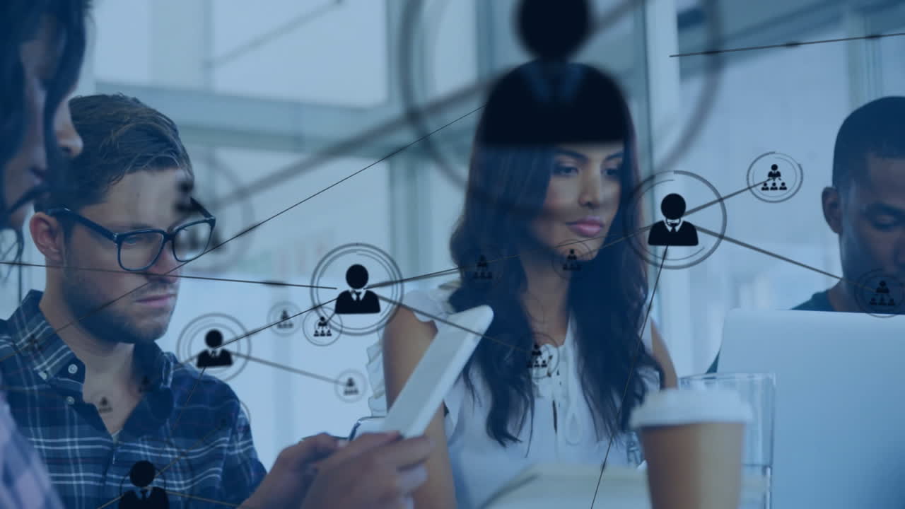 animación de la red de conexiones con las personas iconos sobre diversas personas de negocios en la oficina