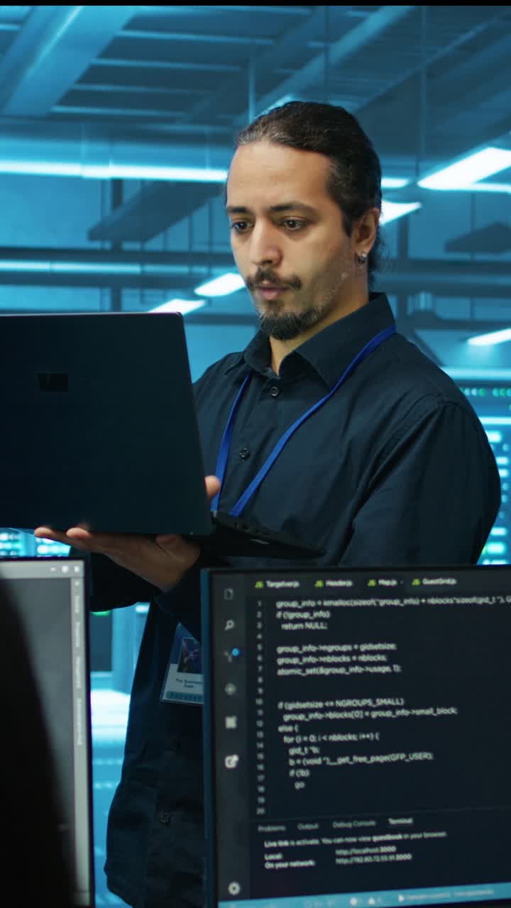 IT-ingeniør som jobber på bærbar PC og kode i datasenter