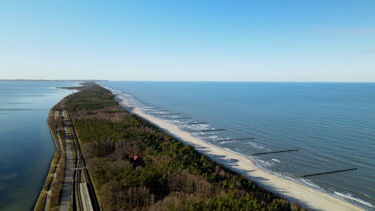 antena de bahía con playa y autopista