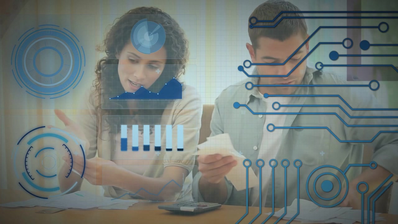 Casal encontra pilha de recibos, organiza papéis, usa calculadora e concilia finanças com HUD.