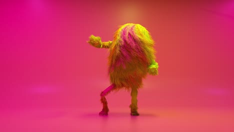 animado colorido peludo personaje de dibujos animados bailando, animal peludo, divirtiéndose, animación de mascota peludo. diseño minimalista moderno. luz de club de neón parpadeante