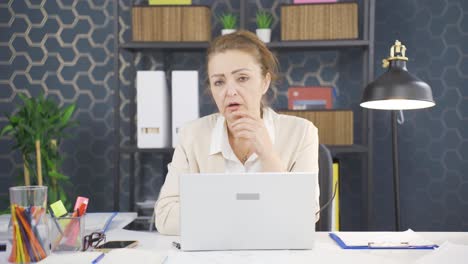 una mujer de negocios emocional mirando a la cámara.