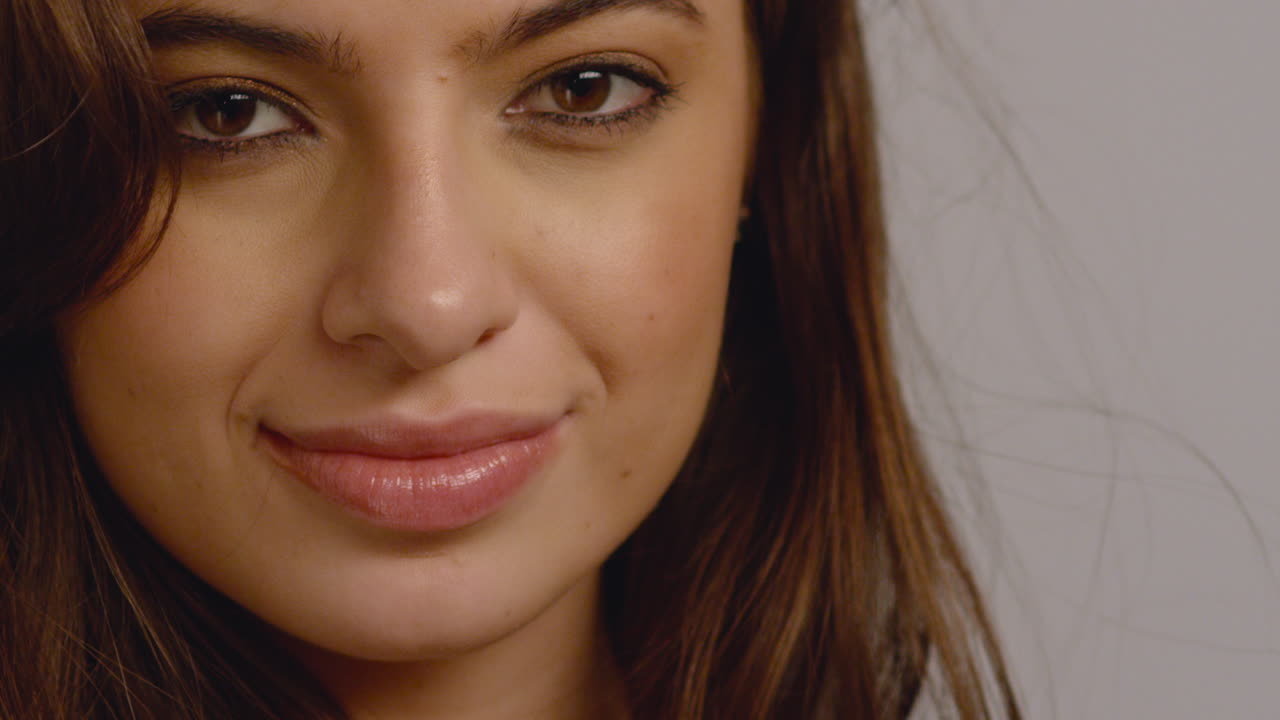 ecu de mujer joven sonriendo a la cámara