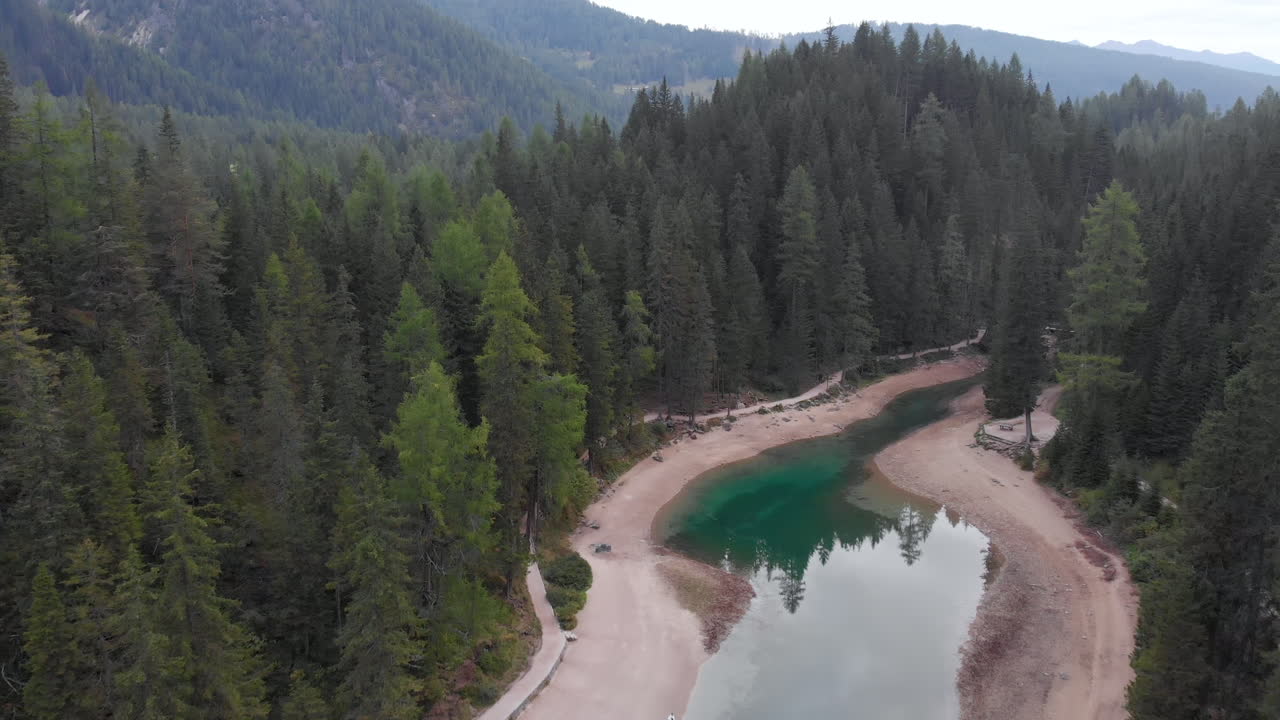 Inquadratura aerea da drone sul lago di Braies che rivela la splendida natura circostante, Dolomiti, Italia.