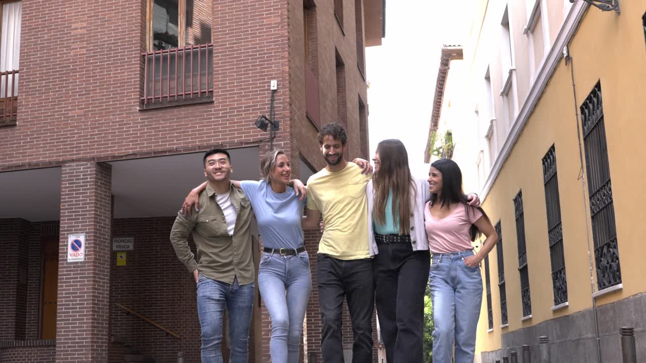 Grupo de amigos caminando por la ciudad