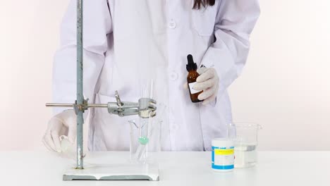 demostración de una reacción química en un entorno de laboratorio