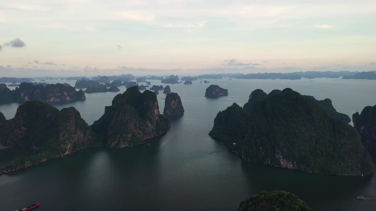 vista aérea de drones de la bahía de halong desde la montaña bai tho, vietnam