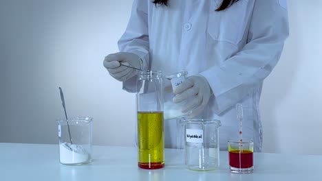 el científico lleva a cabo un experimento de lámpara de lava colorida