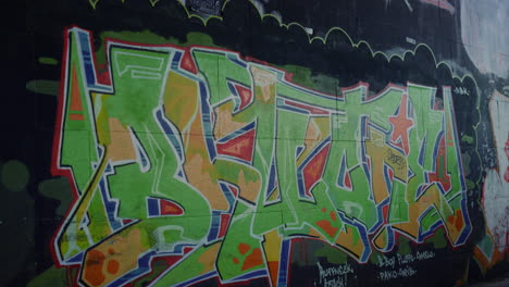 graffiti colorido en la pared en el parque de skate. closeup arte callejero dibujo aerosol
