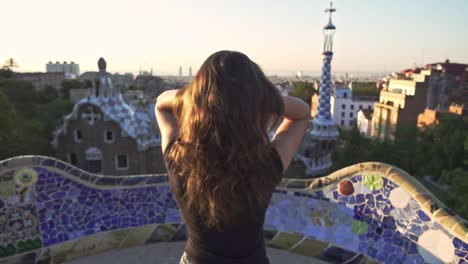 Hermosa-Chica-Peinándose-Con-La-Mano-En-El-Parque-De-Barcelona.-Disfrutar-De-Viajes-A-España