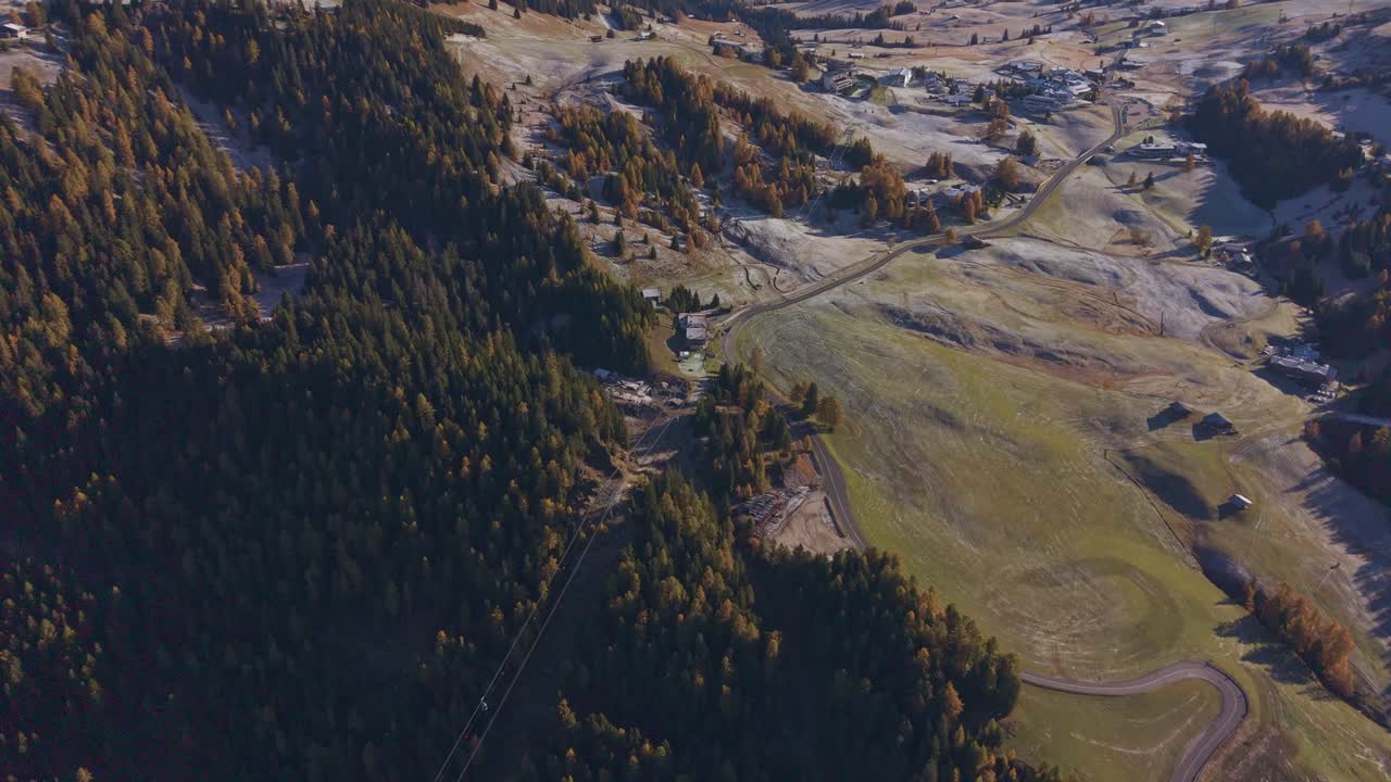Solbeskinnet svævebanetur over skov og tinder, Dolomitterne, luftfoto