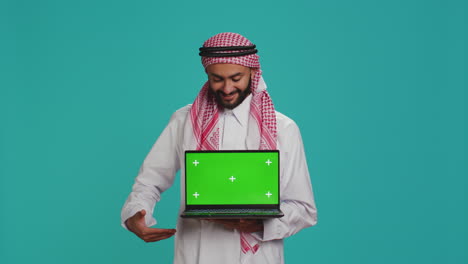 el hombre islámico presenta pantalla verde en la pc