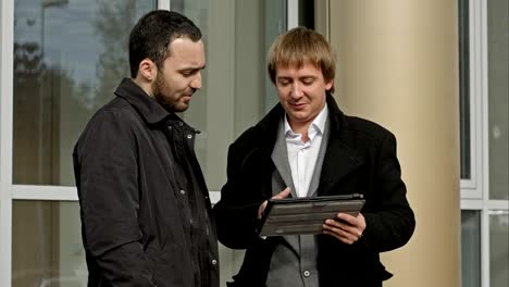 dos personas de negocios al aire libre con tableta