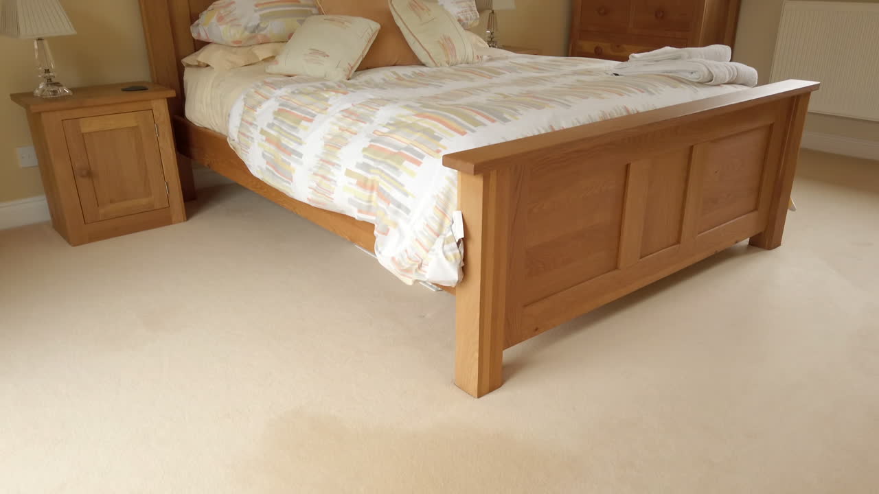 наклон вниз современной гостевой спальни