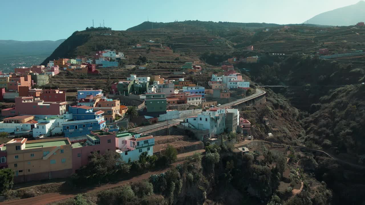 establecimiento de tomas con drones de casas de pueblo en las montañas de anaga en españa
