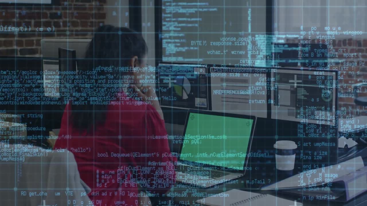 red de red y procesamiento de datos contra mujer india usando computadora portátil en la oficina