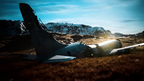 el avión se estrelló en una montaña.