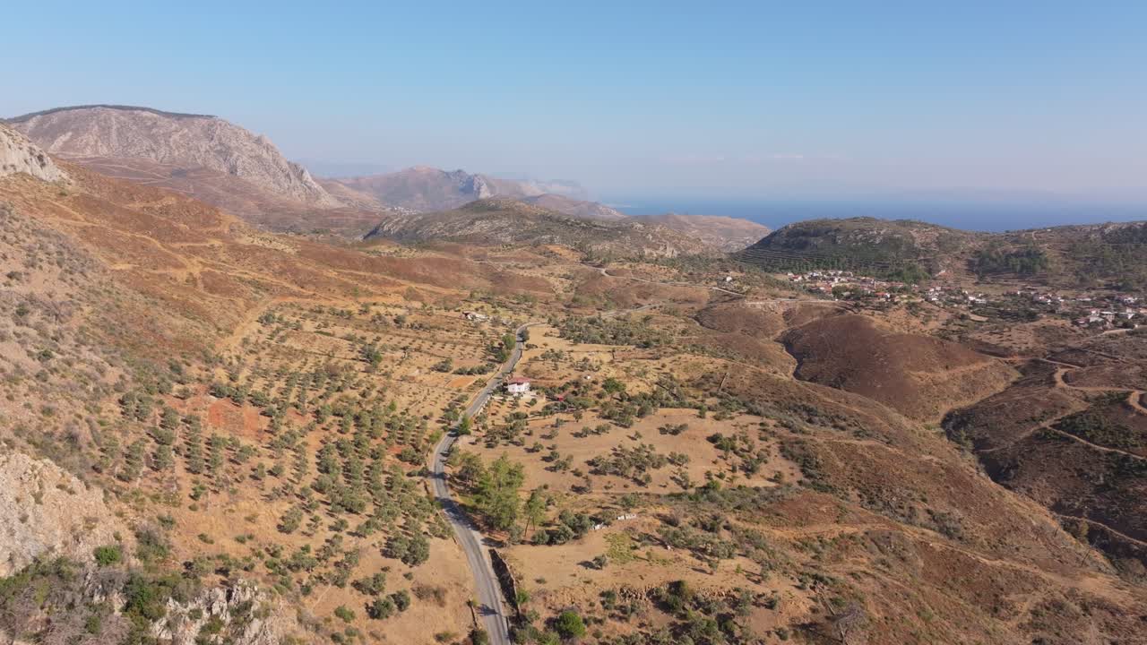 Vista aérea de carretera sinuosa a través de un exuberante valle montañoso, Turquía