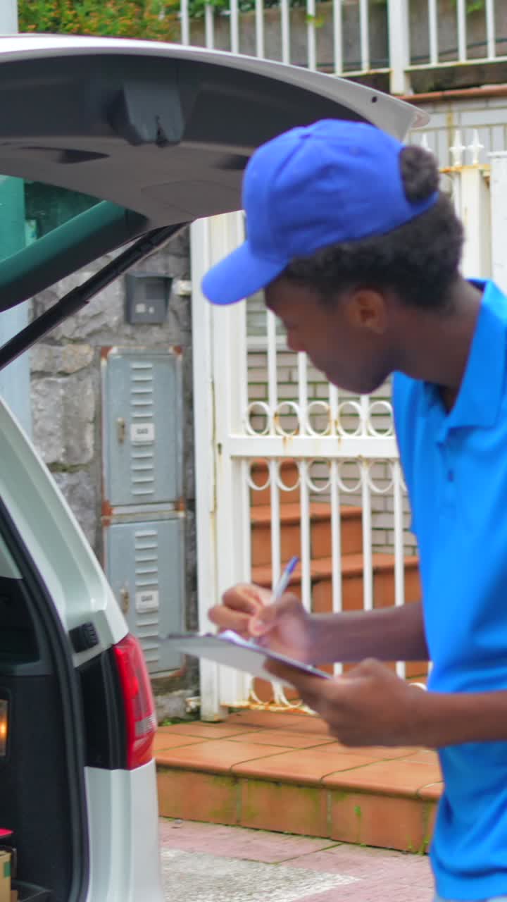 El conductor de entrega firma el paquete