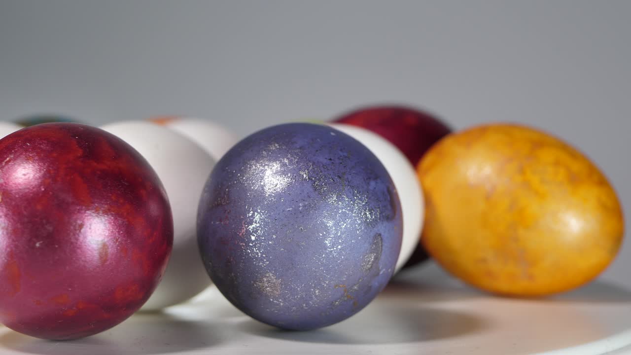 색 계란 바구니에 회전