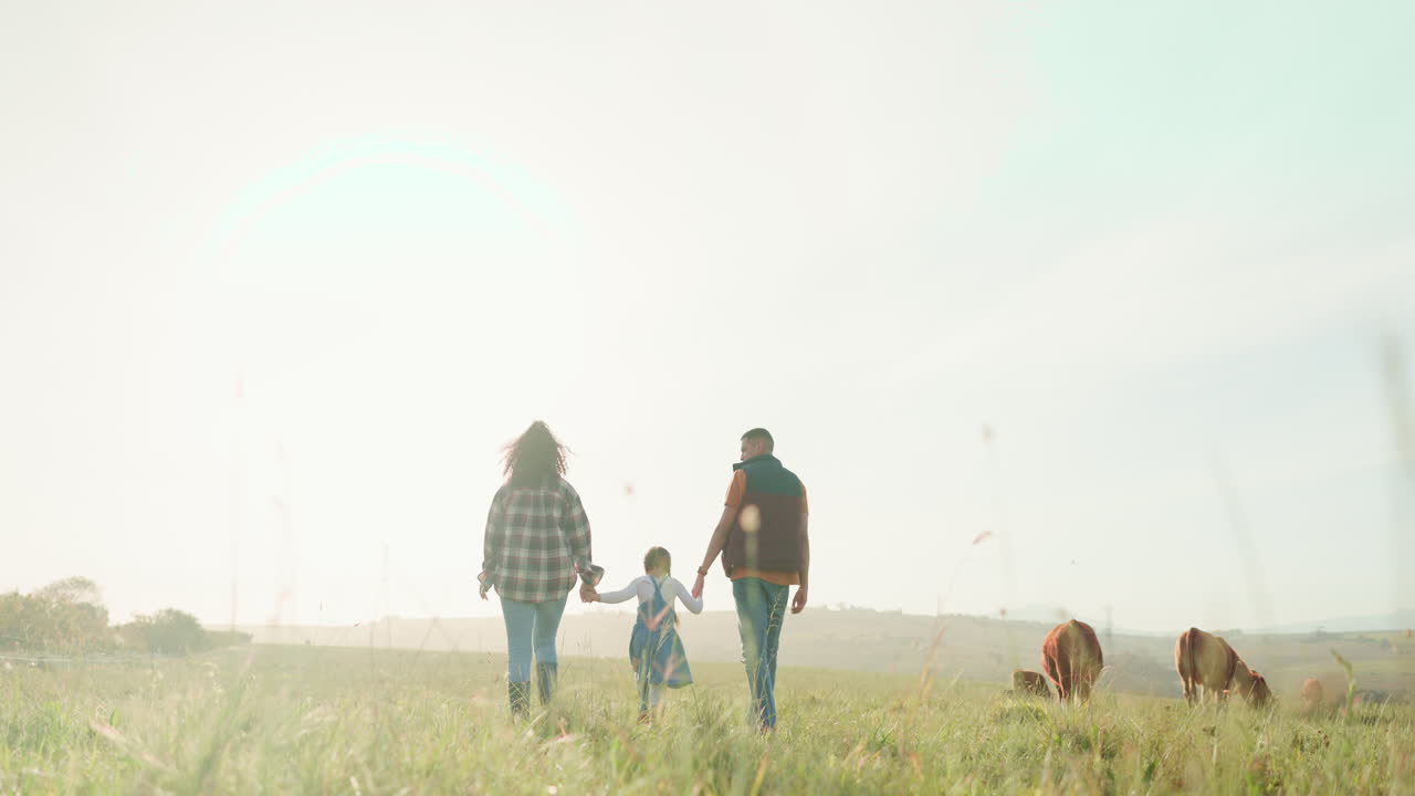 ферма, родители и ребенок гуляют в сельской местности