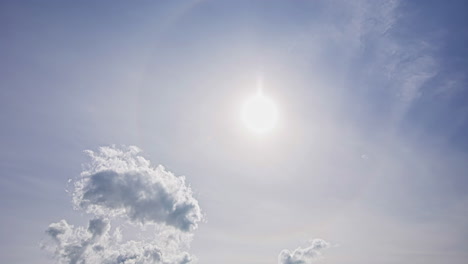 Un-Halo-De-Sol-Es-Visible-A-Medida-Que-Se-Forman-Nubes-De-Cirro-En-El-Cielo-En-La-Cálida-Atmósfera-Soleada---Lapso-De-Tiempo