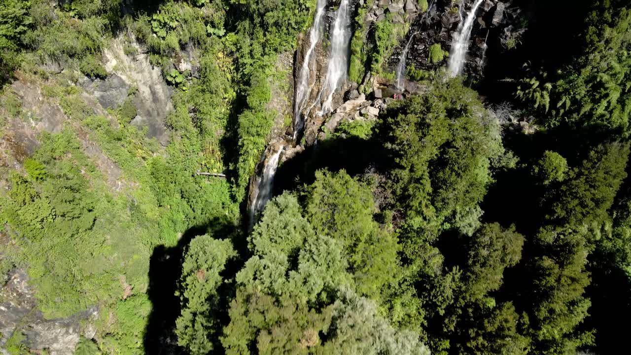 Vista dall'alto della cascata La Niña Encantada nascosta nel Cile meridionale - ripresa con drone
