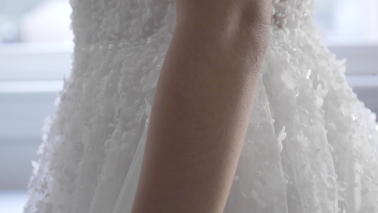 準備を終えるのを待っている花嫁